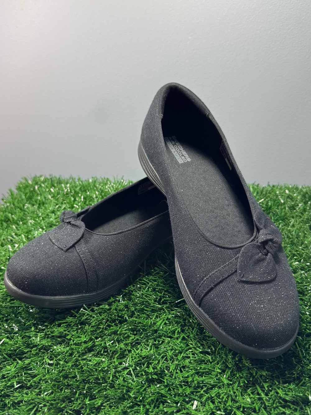 Skechers On-the-GO Dreamy Vegan Slip-Ons with Bow new without tag and box